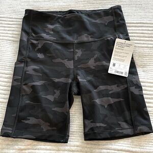 NWT Athleta ultimate stash pocket camo 7" short